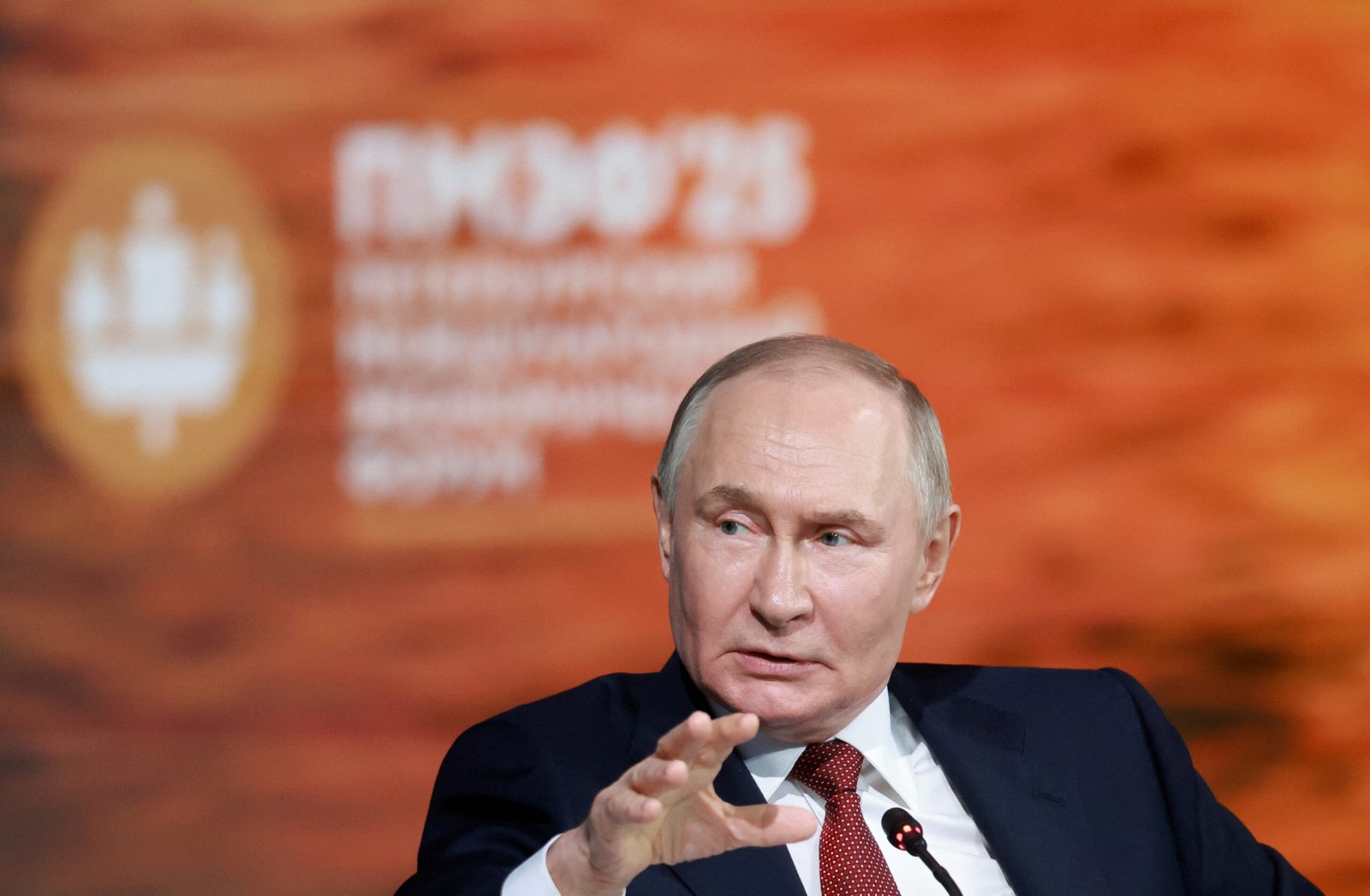 Tense discussions begin as Russia and Ukraine address thorny territorial claims